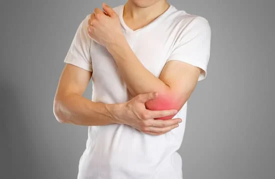 رجل يمسك كوعه الأيسر مع وجود احمرار واضح، تعبيرًا عن أعراض الالتهاب وضرورة إجراء تحاليل علامات الالتهاب في معمل فاليو للتحاليل الطبية